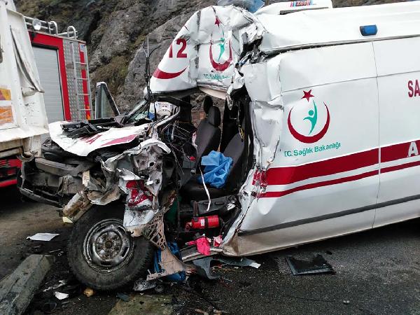 Temizlik aracına çarpan ambulan sürücüsü öldü, 2 sağlıkçı yaralı