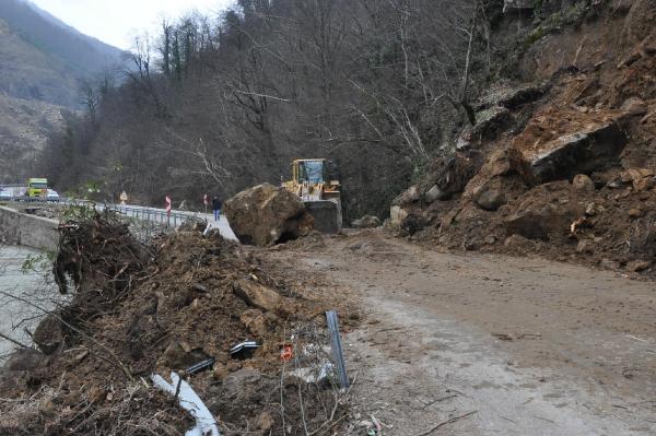Heyelan yolu kapattı
