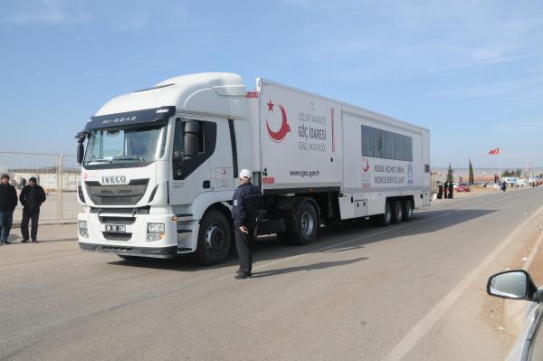 Halep ve Azez'den kaçan binlerce Suriyeli, sınırda bekletiliyor (3)