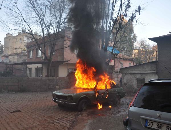İslahiye'de hurda otomobil ateşe verildi