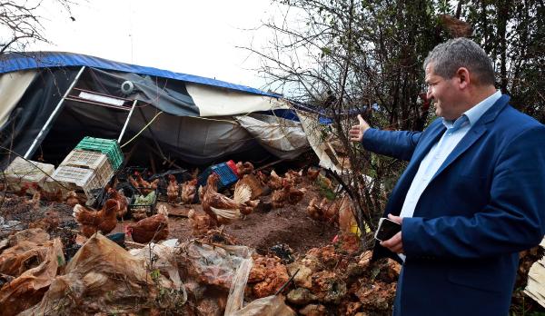Antalya'da hortum evlerin çatılarını söktü
