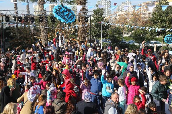 Mersin'de kamyonlarla kar taşıyıp festival düzenlediler