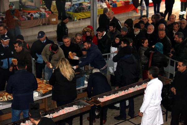 Yalova'da bedava balık ekmek kuyruğu