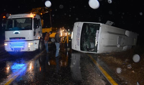 Yolcu midibüsü ile hafif ticari araç kaza yaptı: 26 yaralı