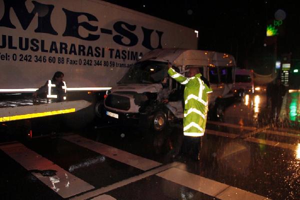 Kocaeli'de 3 araç birbirine girdi: 8 yaralı
