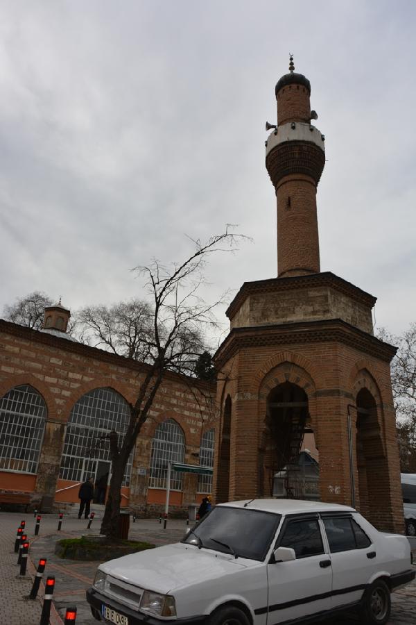 Cami ile minare arasından yol geçiyor