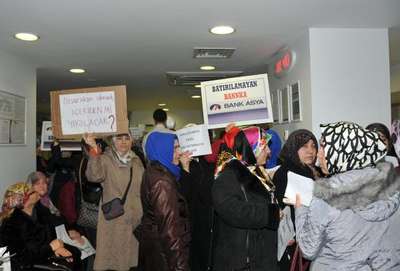 Bank Asya önünde Bayraklı, dövizli tepki