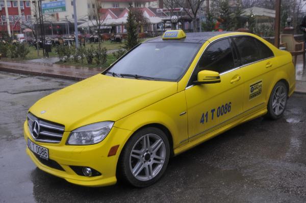 Mercedes'i taksi yaptı, kazancını ikiye katladı