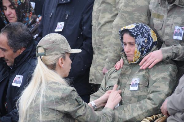 Hakkarili şehit Özatak'ın cenazesine annesi teğmen üniformasıyla geldi