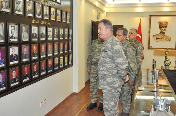 Orgeneral Akar, SAT ve SAS komandolarının nefes kesen tatbikatını izledi