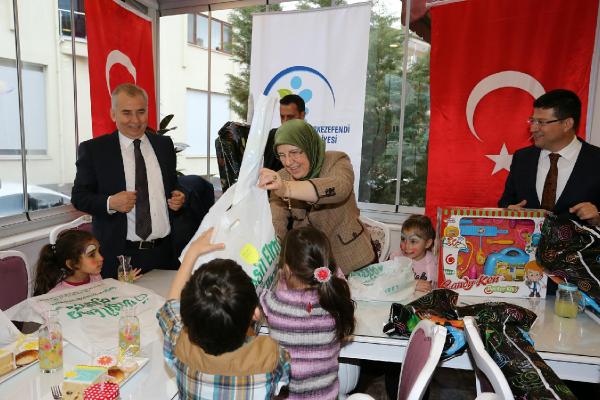 Bakan Ramazanoğlu çocuklarla oyun oynadı