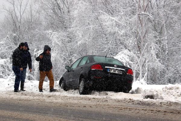 Zonguldak’ta kar ulaşımı aksattı