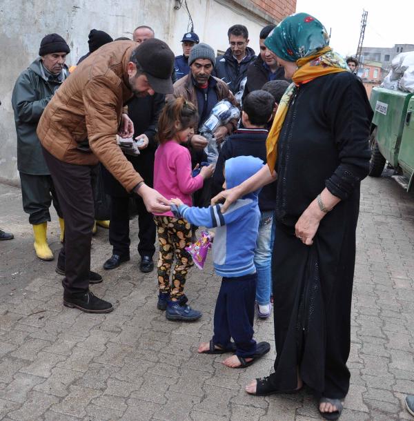 İslahiye'de 700 Suriyeli aileye odun ve çorap