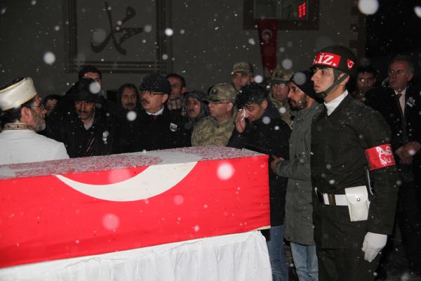 Hakkarili şehit Özatak'ın cenazesine annesi teğmen üniformasıyla geldi (2)