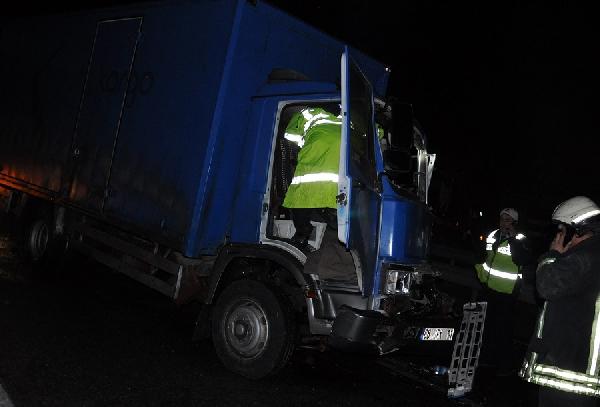 Kamyonet TIR'a çarptı, sürücünün babasını polis sakinleştirdi