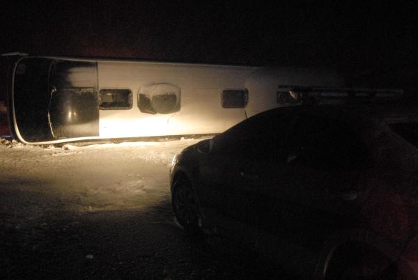 Erzincan’da yolcu otobüsü devrildi: 13 yaralı
