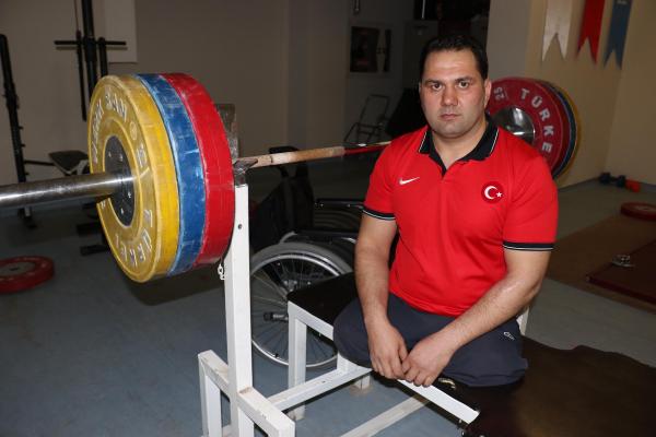 Engelli şampiyon halterle birlikte zorlukları da kaldırdı
