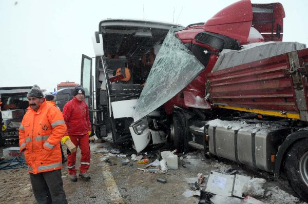Sivas'ta yolcu otobüsü TIR'la çarpıştı: 1 ölü, 15 yaralı