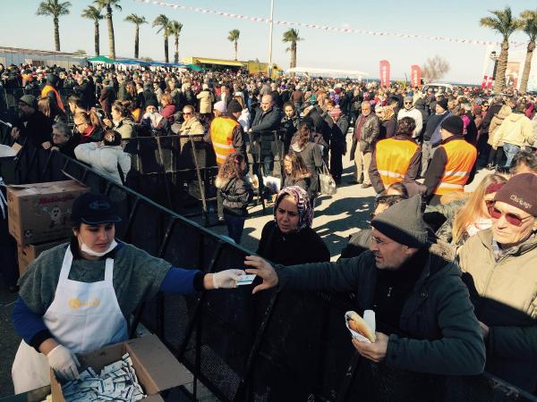 İzmir'de hamsili kardeşlik mesajı