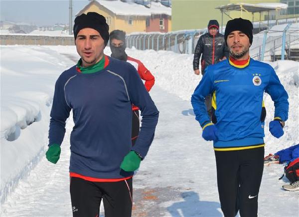 Dondurucu soğukta şampiyona hazırlığı