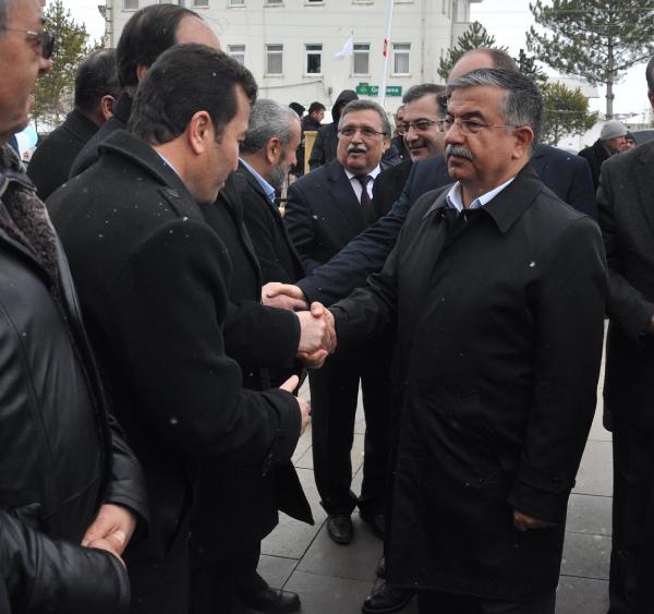 Bakan Yılmaz, Şarkışla'da Aşık Veysel Gençlik Merkezi'ni açtı