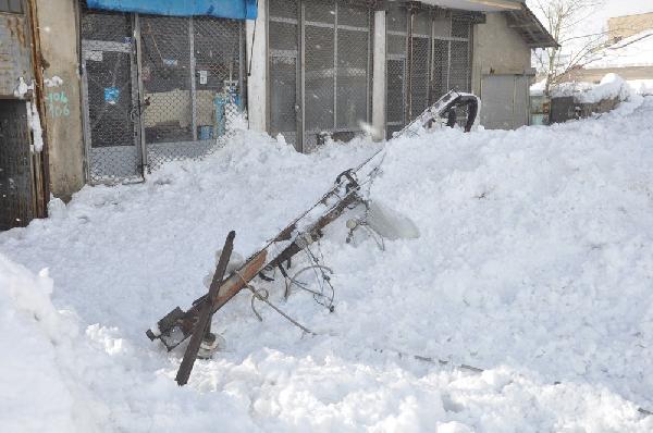 Yüksekova'da kar elektrik direğini yıktı, mahalle elektriksiz kaldı
