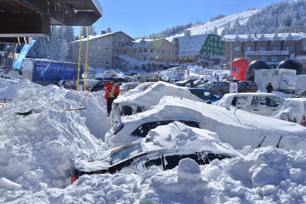 Uludağ’da dönüş için araçlarını kardan böyle çıkardılar