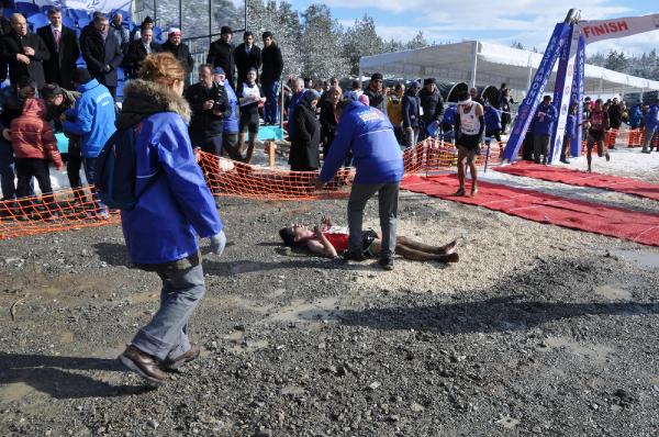 Kros şampiyonasında sporcular çamura bulandı
