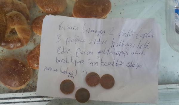 Dükkan önündeki dolaptan aldığı 3 poğaçanın parasını 2 gün sonra bir not yazarak bıraktı
