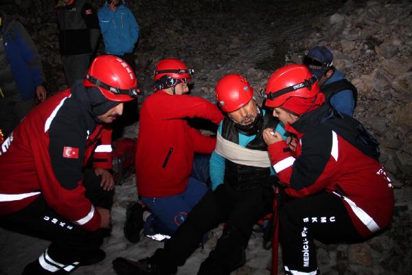 Ayağı kayınca 300 metre yuvarlanan dağcı 6 saat süren operasyonla kurtarıldı