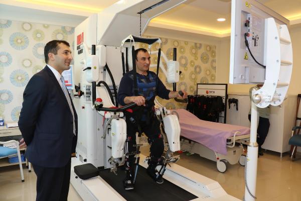'Robogait' cihazı ile yeniden yürümeyi öğrendi