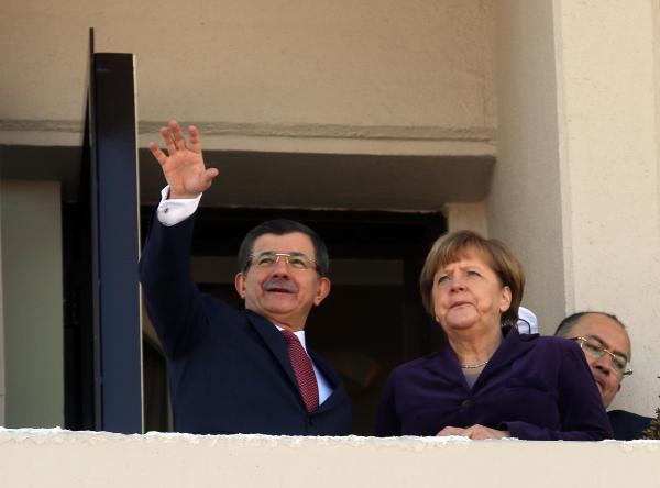 Merkel'den Davutoğlu'na 'basın özgürlüğü' mesajı