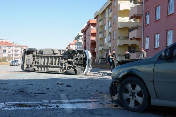 Konya'da otomobilin çarptığı minibüs devrildi: 3 yaralı