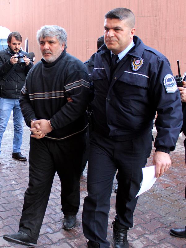 Komşusunu pompalı tüfekle yaraladı
