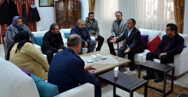 Milli Savunma Bakanı Yılmaz, şehit ailesini ziyaret etti