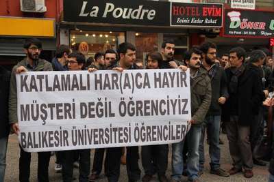 Balıkesir'de üniversitelilerden 'katlamalı harç' protestosu