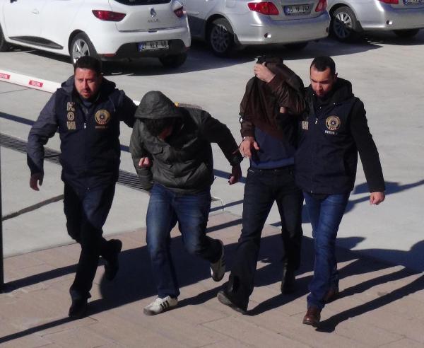 Uşak'ta 2 otomobilde 62 kilo 200 gram esrar bulundu
