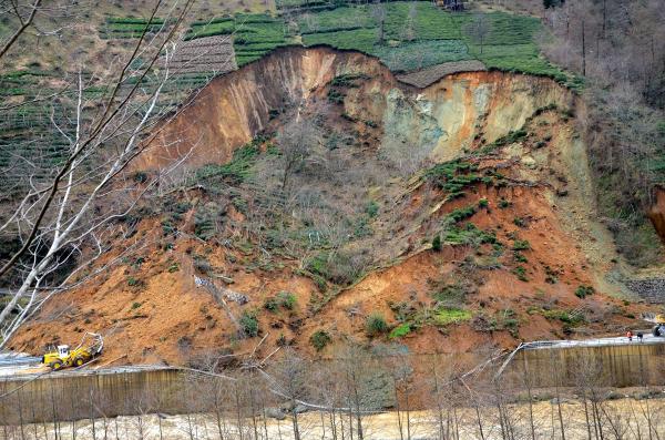 Of-Çaykara yolu heyelan nedeniyle kapandı