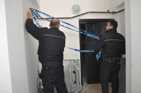 Kurulumunu yaptığı asansörün altında kalan genç öldü