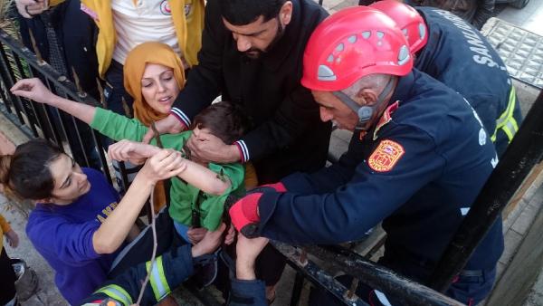 Şanlıurfa’da 12 yaşındaki çocuğun koluna demir saplandı