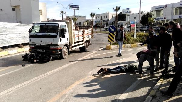Kamyonetle çarpışan motosikletli yaralandı