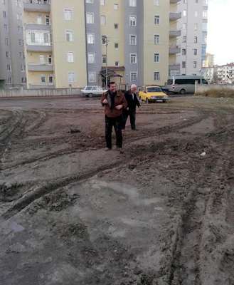 CHP’li milletvekili aday adayının minibüsü çamura saplandı