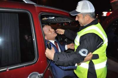 ALKOLLÜ SÜRÜCÜ, POLİSİ ÖPEREK CEZAYA DİRENDİ