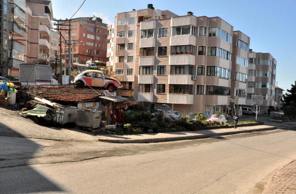 Vosvosu, yeni açtığı kafenin çatısına çıkardı