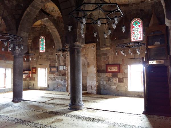 Değerli diye tarihi caminin duvarındaki taşı söktüler