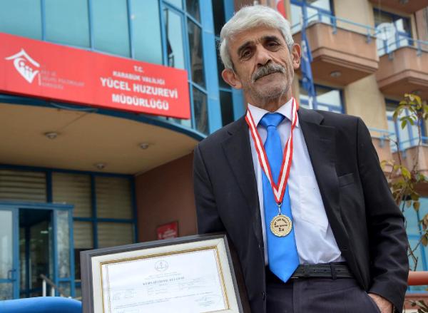 Huzurevinde bilgisayar sertifikası aldı