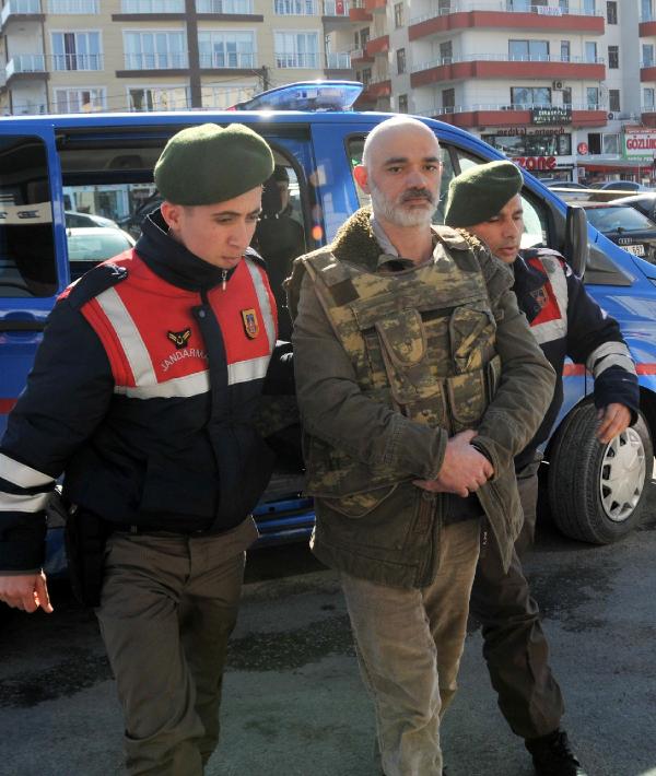 Akrabası 2 kardeşi öldüren şüpheli, evinin altındaki sığınakta yakalandı