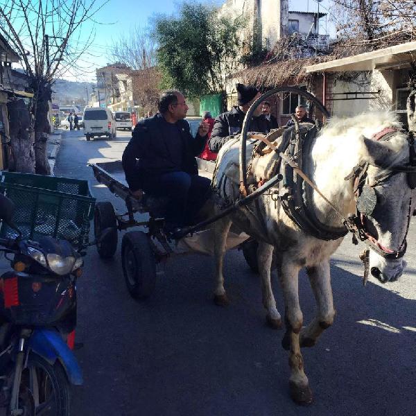 Kırmızı plakayı bırakıp at arabasına bindi