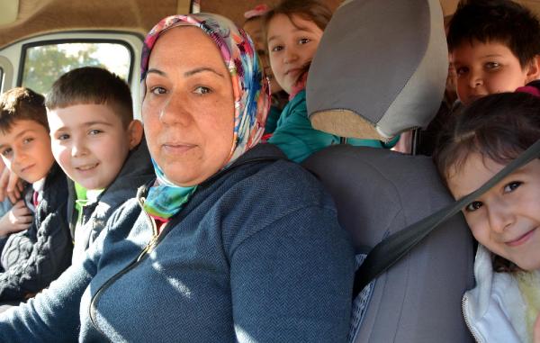 Kadın servis şoförü öğrencilerin okulu ile de ilgileniyor