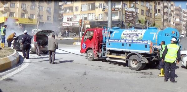 Şanlıurfa’da yanan otomobili belediye görevlileri söndürdü